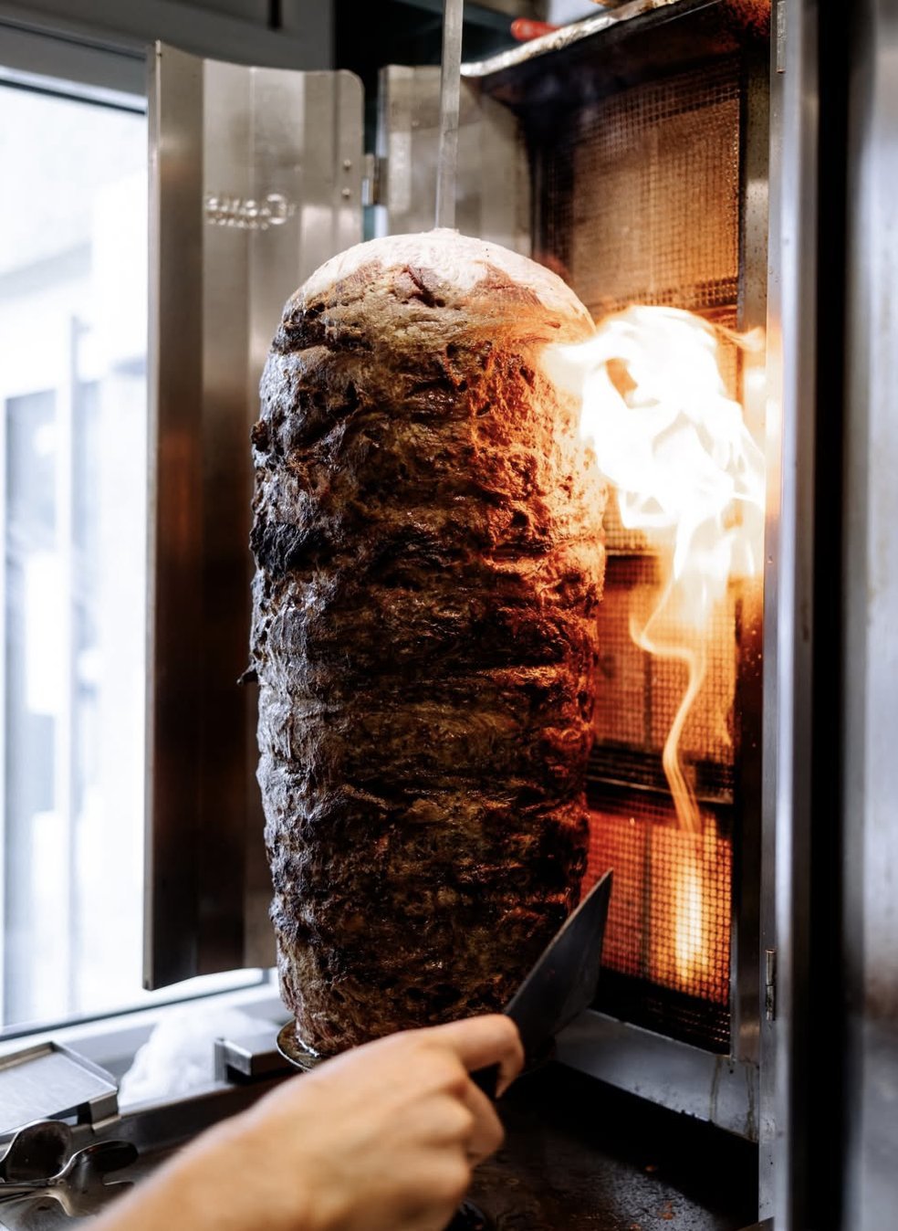 Fleisch wird frisch vom Spieß geschnitten