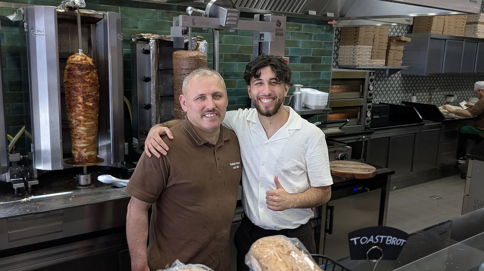 Ali und Hüseyin Yelken in der Küche des Kebab Haus